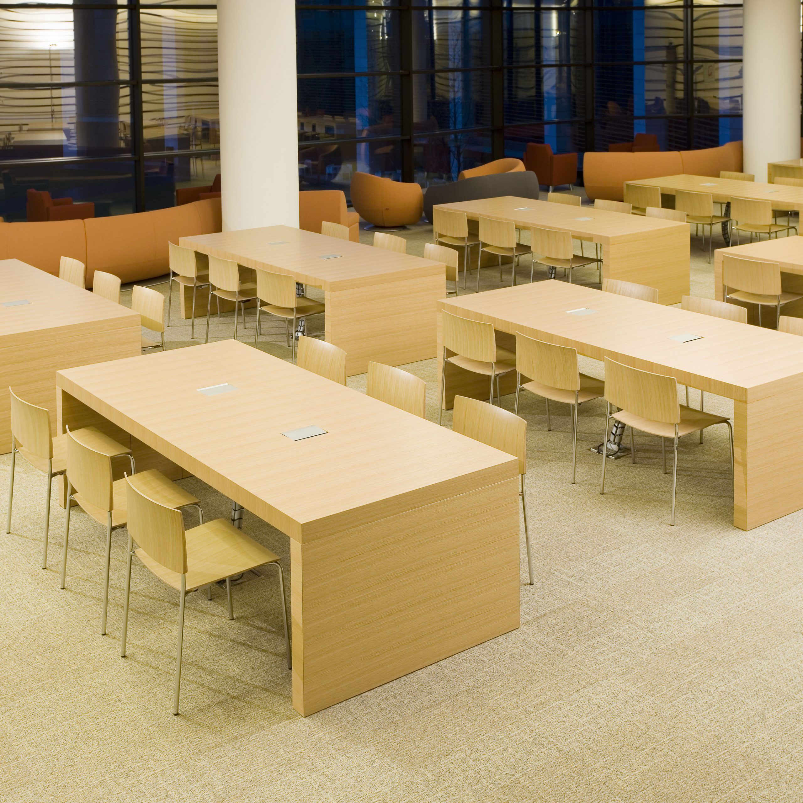 CLOSED TABLE by Andreu World 11