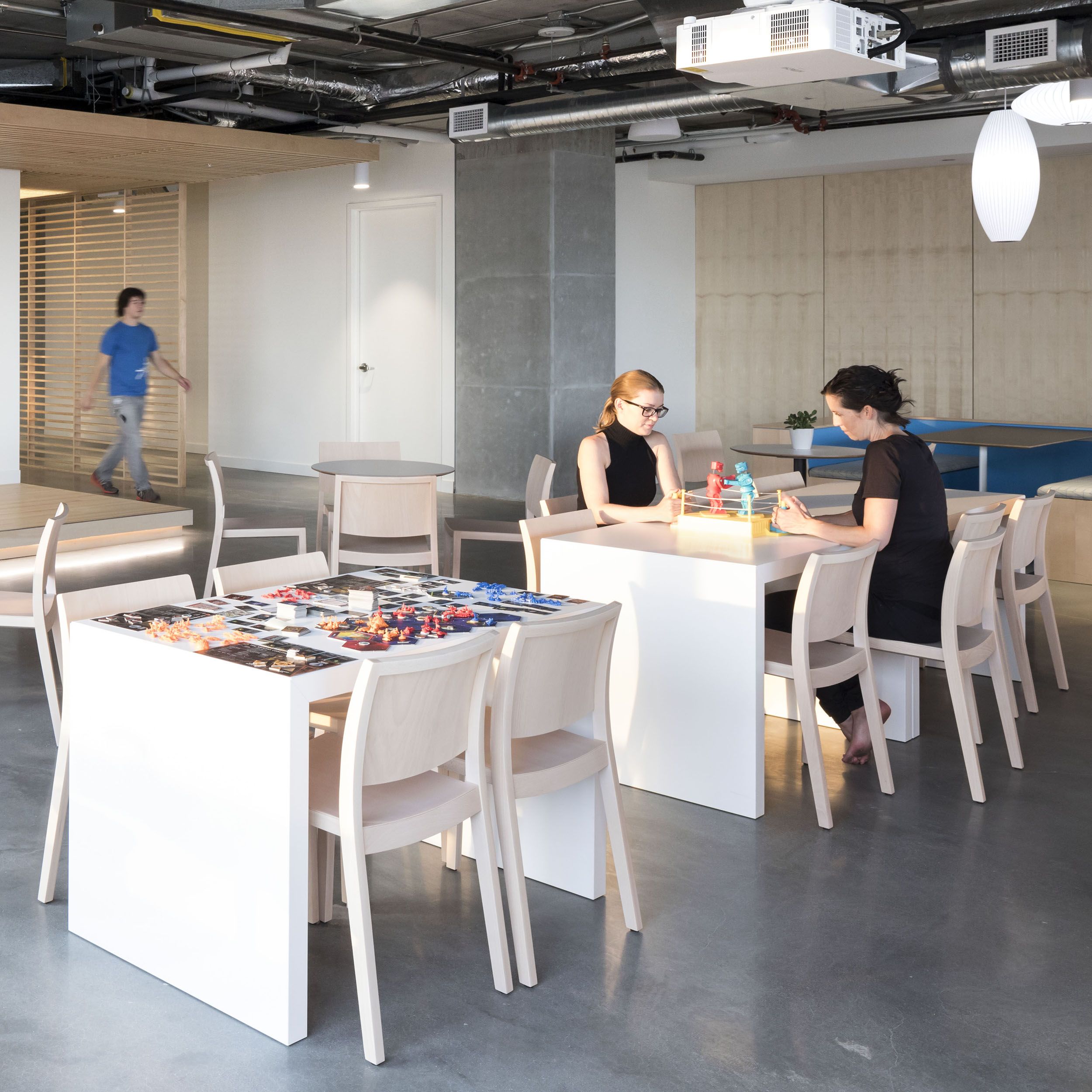 CLOSED TABLE by Andreu World 17