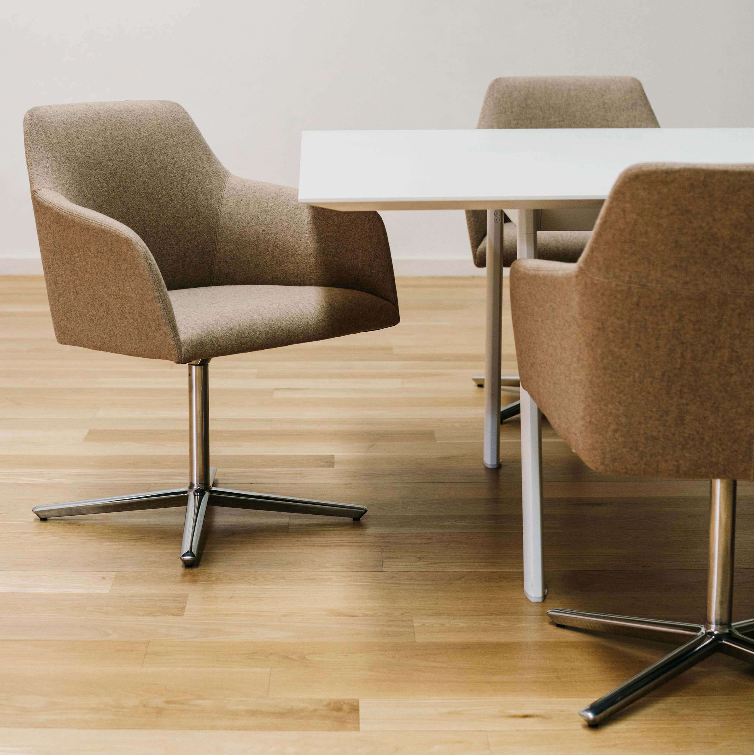 RADIAL CONFERENCE by Andreu World 16